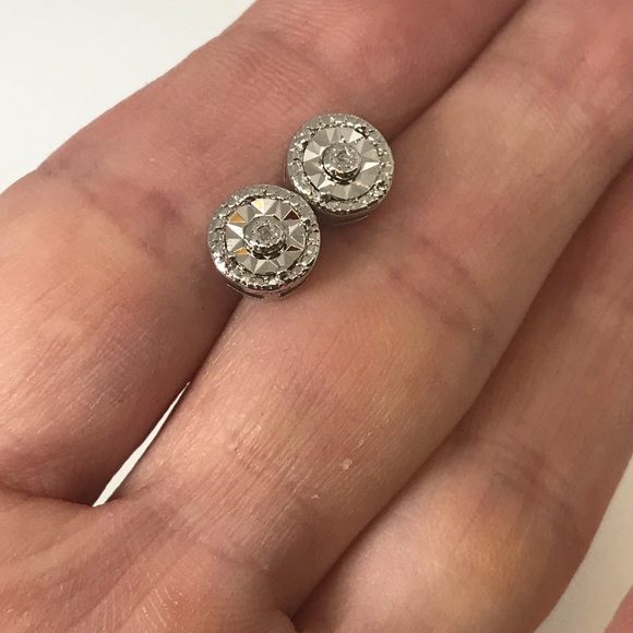 1/10 carat diamond studs - Picture 6 of 7